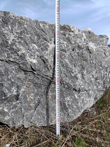 Kamenclub.ru: Черный мрамор скальник фр. 1000-1500 мм.  купить в Кемерово мрамор черный белый серый крупный колотый валун ландшафтный 9000 руб/т   фото КАМЕНЬ КЛУБ