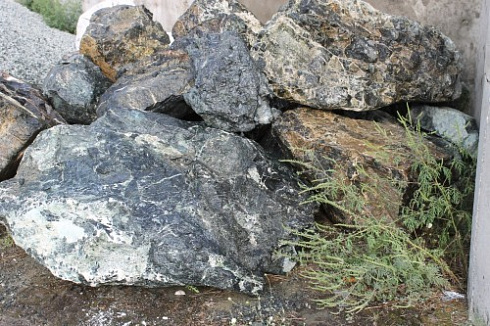 Kamenclub.ru: Змеевик скальник фр. 500-1500 мм.  купить в Кемерово змеевик зеленый серый черный глыба скальная колотая 7500 руб/т   фото КАМЕНЬ КЛУБ