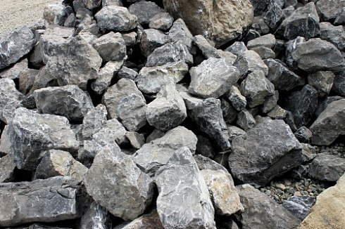 Kamenclub.ru: Черный мрамор скальник фр. 1000-1500 мм.  купить в Кемерово мрамор черный белый серый крупный колотый валун ландшафтный 9000 руб/т   фото КАМЕНЬ КЛУБ