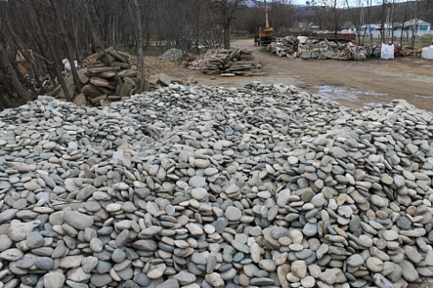 Kamenclub.ru: Галька речная плоская (ассорти) фр. 100-200-300 мм. купить  в Кемерово галька плоская разноцветная серый белый темно-серый синий речная галька ландшафтная 8000 руб/т   фото КАМЕНЬ КЛУБ