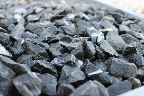 Kamenclub.ru: Щебень крошка черный (мрамор) фр. 40-70 мм.  купить в Кемерово мрамор черный с белыми прожилками, черный, белый декоративный щебень 11000 руб/т   фото КАМЕНЬ КЛУБ