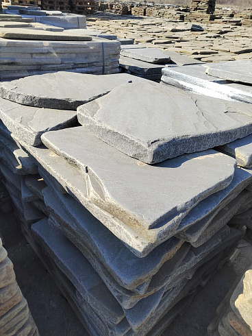 Kamenclub.ru: Песчаник пластушка галтованная светло-серая (3,0 см)  купить в Кемерово песчаник светло-серый, серый ландшафтный камень рваный колотый 21000 руб/м3   фото КАМЕНЬ КЛУБ