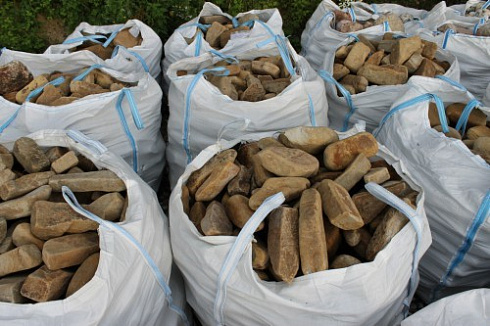 Kamenclub.ru: Песчаник для строительства и кладки блочный (фр 100-200 мм)  купить в Кемерово песчаник бежевый серый рыжий валун мелкий для строительства песчаник 6500 руб/т   фото КАМЕНЬ КЛУБ