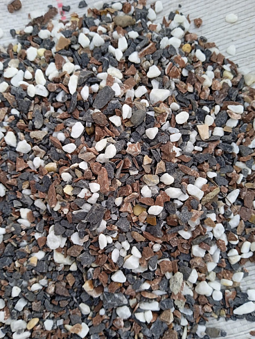 Kamenclub.ru: Мраморная крошка (щебень крошка микс : белый-черный-розовый) фр. 5-10 мм.  купить в Кемерово мрамор белый, черный, розовый, разноцветный микс декоративная мраморная каменная крошка 12000 руб/т   фото КАМЕНЬ КЛУБ
