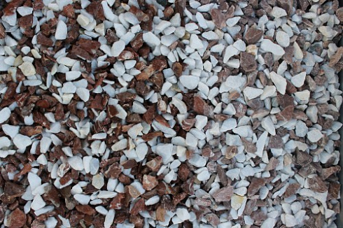 Kamenclub.ru: Мраморная крошка (щебень крошка микс: белый-розовый) фр. 10-20 мм.  купить в Кемерово мрамор белый, розовый каменный декоративный ландшафтный щебень 12000 руб/т   фото КАМЕНЬ КЛУБ